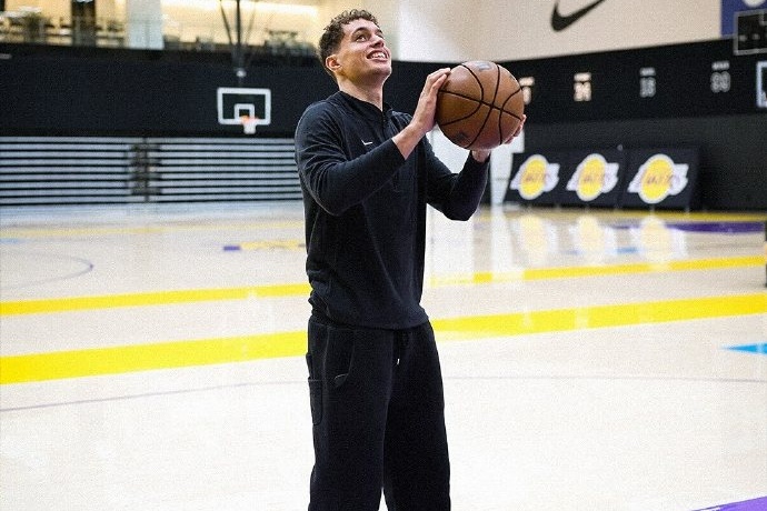 湖人与克里斯·马农签下双向合同，新赛季身披湖人30号球衣